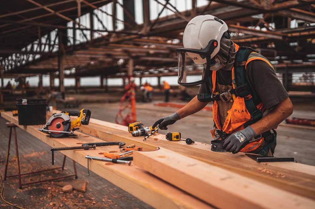 Un travailleur étranger temporaire travaillant en France