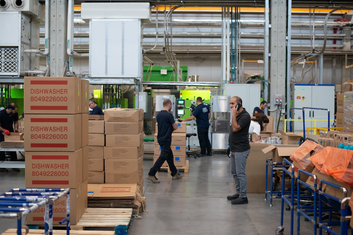 Un manager et ses travailleurs étranger spécialisés dans la logistique.